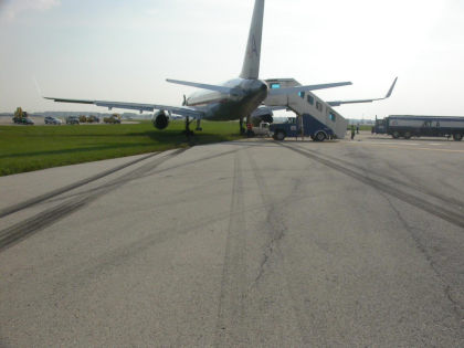 Photo 03. N197AN Off the Side of Runway 22R.