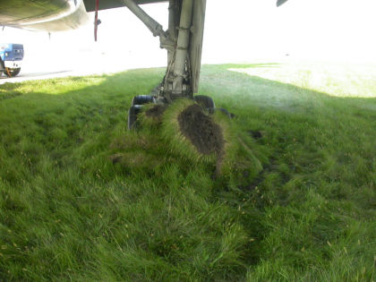 Photo 06. Front View of Left Main Landing Gear.