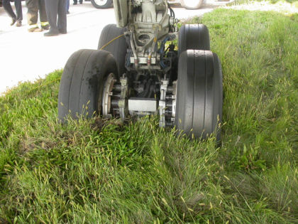 Photo 08. Front View of Right Main Landing Gear.