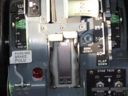 PHOTO 22: THROTTLE POSITIONS (right)