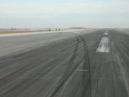 Figure 2 Tire marks on runway 34R (left)