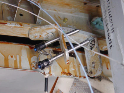 Photo 45. Upper bracket and removable pins for vertical beam 65