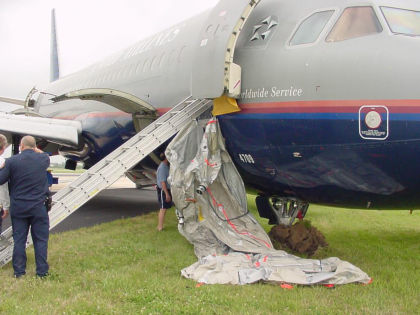 5. View of the 1R evacuation slide/raft. (Photograph provided by UAL.)