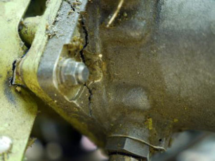 Figure 56: Right hand hydraulic motor flange crack