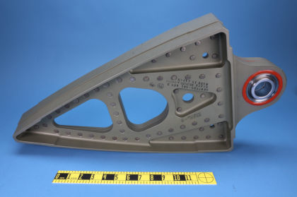 7AA - PHOTOS OF EXEMPLAR MD-11 PYLON AFT MOUNT BULKHEAD — page 4 of 11