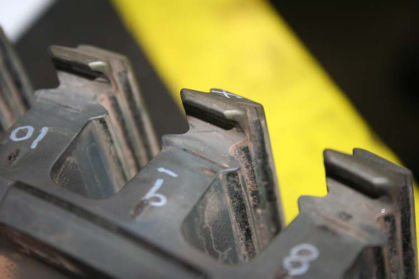 Photo 4: Close up of lug No. 9 with arrow showing crack (P&W) 3.2 Metallurgical examination Following the disassembly of the engine, the fractured hub was shipped to P&W’s East Hartford, Connecticut facility for further examination. At P&W,