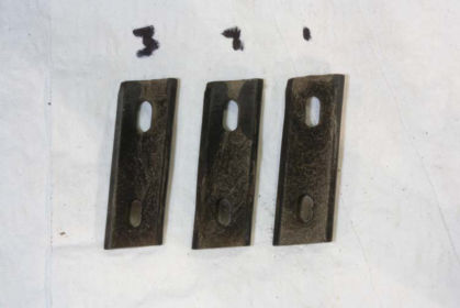 Photo 6: Close up of fractured 2nd stage turbine blade root ends (P&W) The contact patterns of the 2nd stage turbine blade root serrations were qualitatively evaluated. With the exception of blades Nos. 1 and 5, all exhibited six-tooth cont