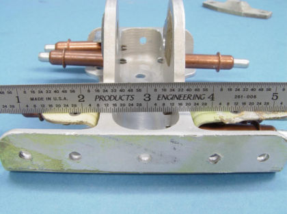 Figure 5: Relative height of the upper stop L-brackets relative to the flanges on the hinge