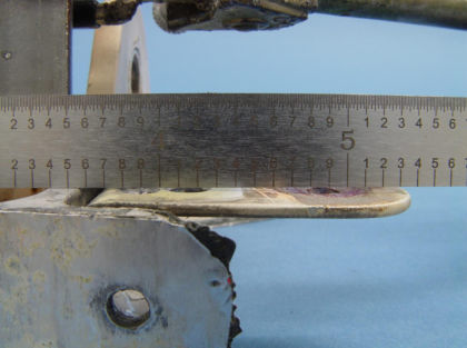 Figure 13: Relative height of N369AT inboard lower stop L-bracket relative to the hinge fitting